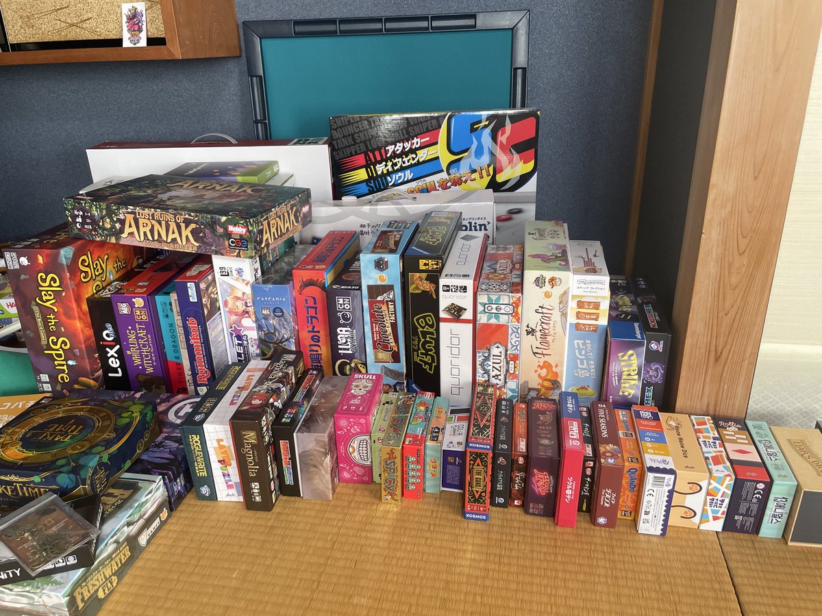 ボドゲ専用部屋そろそろ棚とか買ったほうがいいくらいには多くなってきた