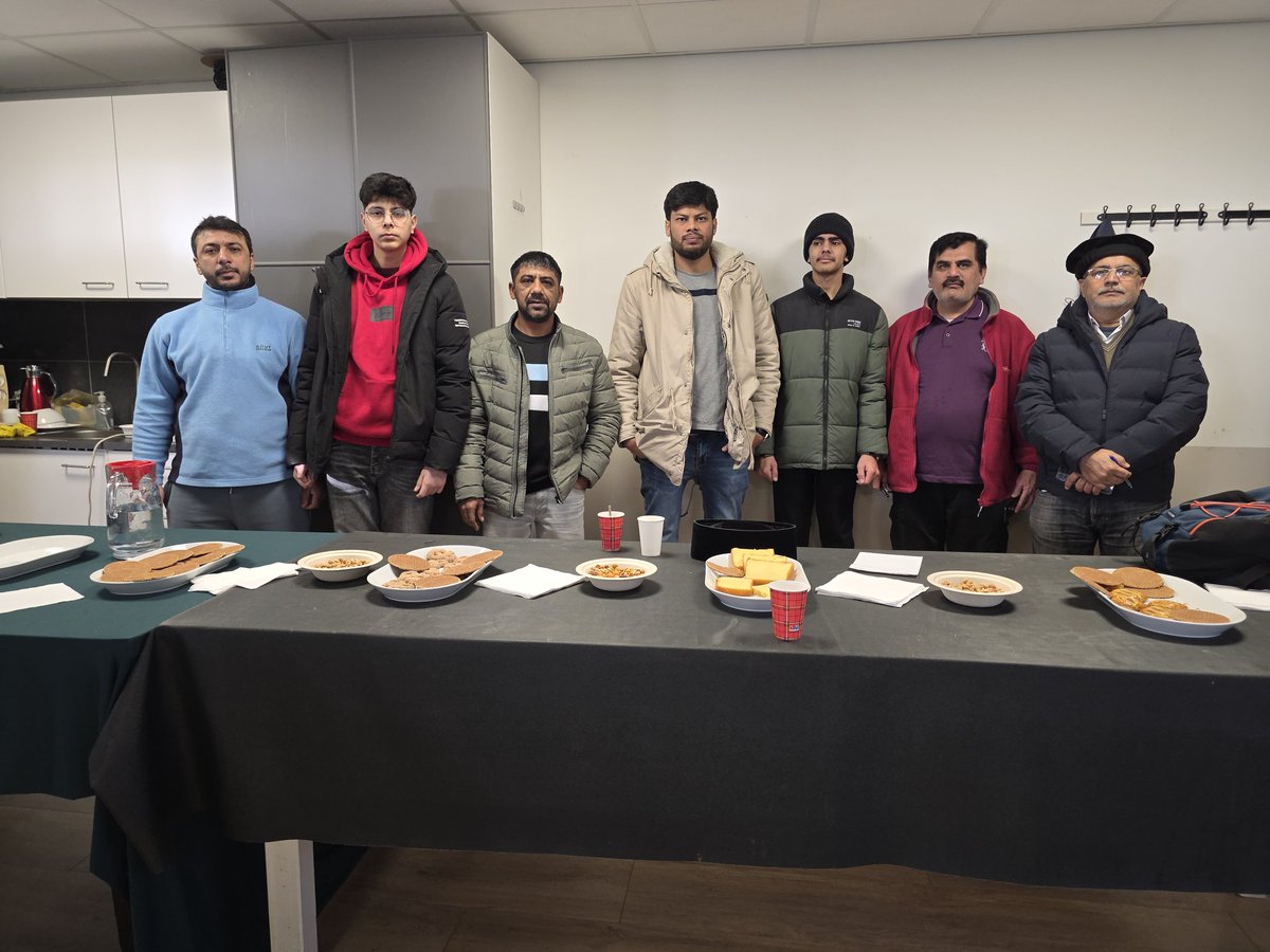 AlkmaarAMJO's tweet photo. Dienstbaarheid in actie! 🫡 Vandaag waren 7 Khuddam uit Alkmaar aanwezig om te helpen bij de uitvoering van de Refresher Course. Trots op hun inzet voor de Jamaat! Moge Allah hun offer aanvaarden. Amin. #Alkmaar #MKA #Vrijwilligerswerk #AhmadiyyaJongeren https://t.co/xUVeztBj4Q