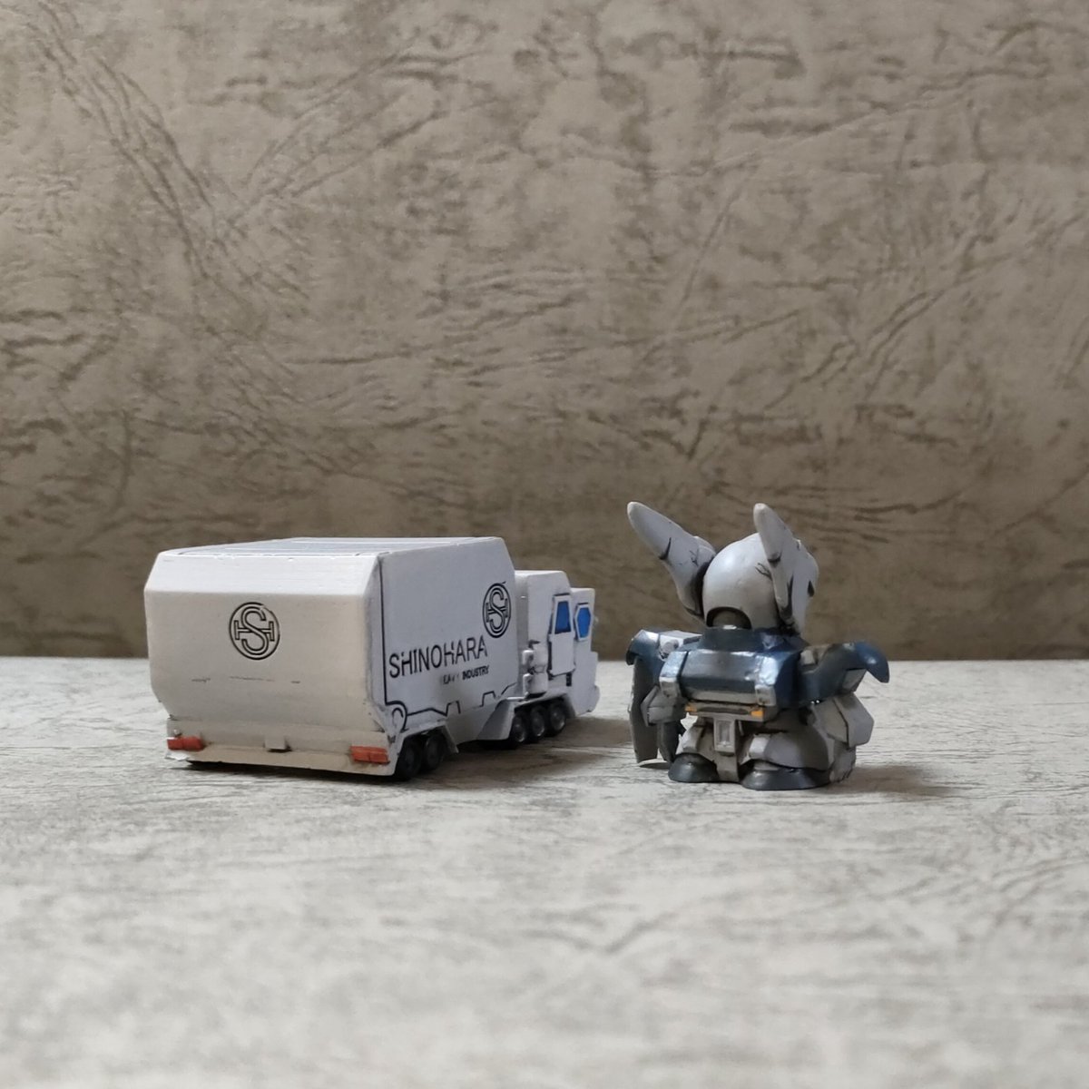 もう明日ですがワンフェス2026冬で販売予定の告知です。

その①
SD AVR-0 AVR-0の運搬トラック(2体セット)
サイズ：35mm位
パーツ数：AVR-0：4パーツ　トラック：2パーツ
価格：￥3000

#WF2026W #パトレイバー #WF2026冬