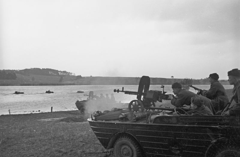 Расчёты советских пулемётов ДШК, установленных на автомобилях-амфибиях американского производства Ford GPA, поддерживают огнем форсирование реки подразделениями одного из отдельных моторизованных батальонов особого назначения 1-го Белорусского фронта.

Октябрь 1944
#WWII #WW2