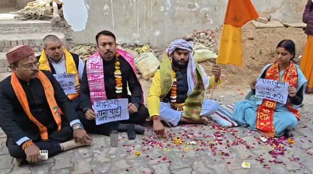 IndiaNewsUP_UK's tweet image. हाथरस : पंकज धवरैय्या की UGC के विरोध में यात्रा  
सनातन पदयात्रा पर प्रशासन ने लगाई रोक 
यात्रा में पहुंचे अलंकार अग्निहोत्री को भी रोका 
अलंकार अग्निहोत्री, पंकज धवरैय्या रोके गए 
  #UGCProtest #UttarPradesh

@hathraspolice