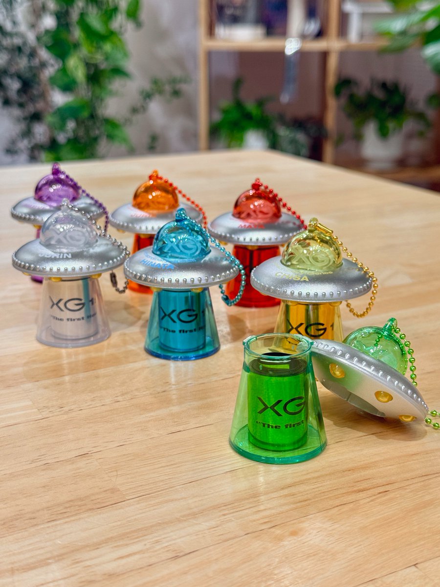 ドーム公演のときにかき集めたメンバーカラーの銀テがディスプレイ出来