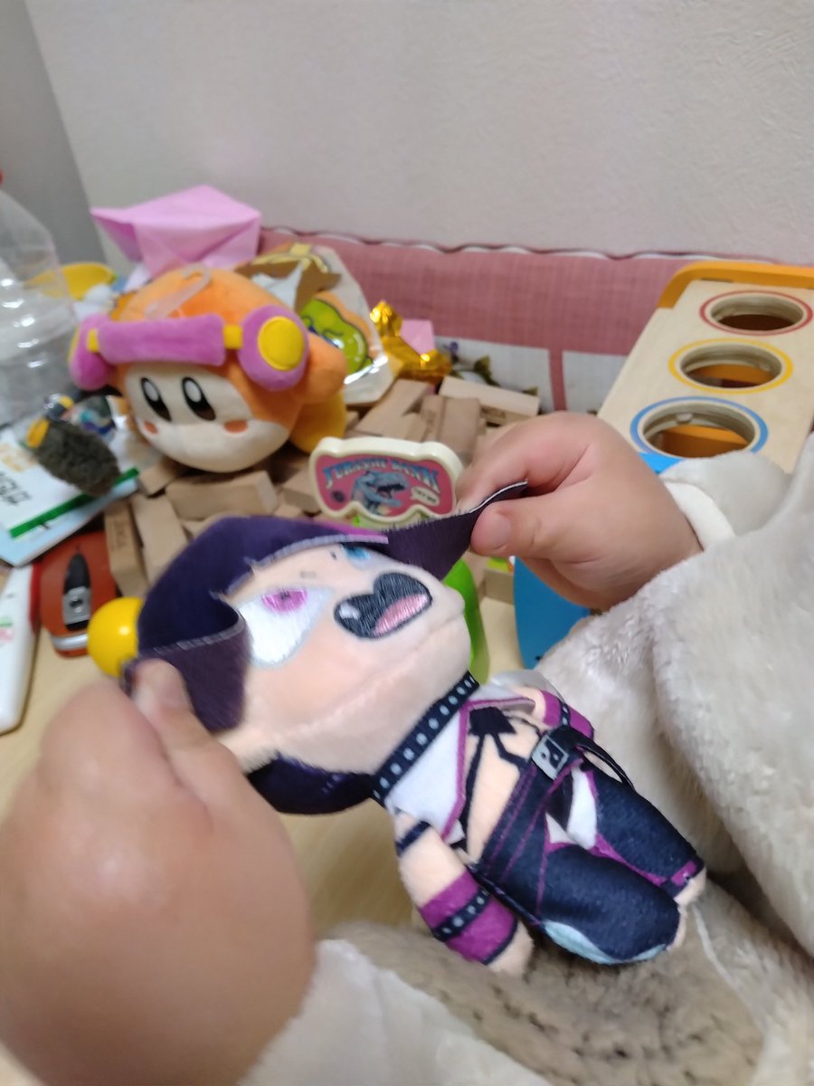 nilluler's tweet photo. 2歳にジュリちゃんを与えるとモミアゲがこねくり回される https://t.co/E623F2I4Uu