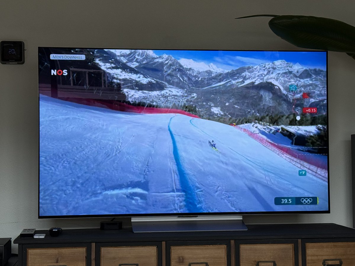 Holy moly! Downhill op de Stelvio piste. Wat een beelden! #drones <a href="/milanocortina26/">Milano Cortina 2026</a>