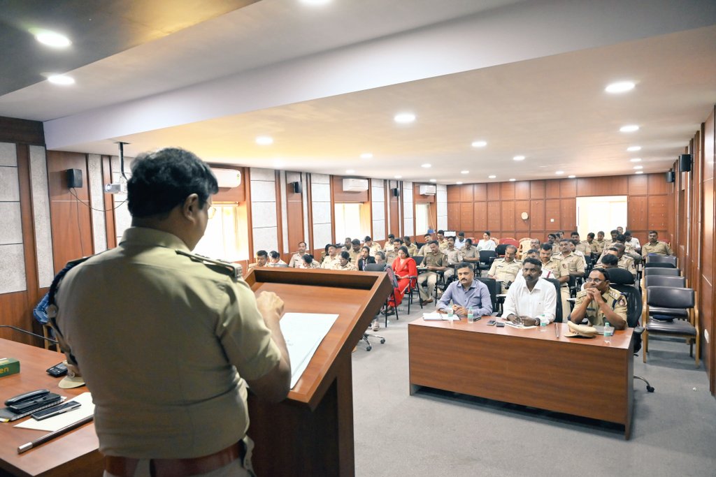 ಬೆಂಗಳೂರು ಜಿಲ್ಲಾ ಪೊಲೀಸ್ ಕಚೇರಿಯಲ್ಲಿ ವಿದೇಶಕ್ಕೆ ಪಲಾಯನ ಮಾಡಿರುವ ಆರೋಪಿಗಳನ್ನು ಕರೆತರಲು ಕೈಗೊಳ್ಳಬೇಕಾಗುವ ಕ್ರಮಗಳ ಬಗ್ಗೆ, ಜಿಲ್ಲೆಯ ಎಲ್ಲಾ ಅಧಿಕಾರಿಗಳು ಹಾಗೂ ಐ.ಒ ಅಸಿಸ್ಟೆಂಟ್ ಗಳಿಗೆ ಕಾರ್ಯಗಾರವನ್ನು ಏರ್ಪಡಿಸಲಾಗಿತ್ತು.
#BengaluruDistrictPolice