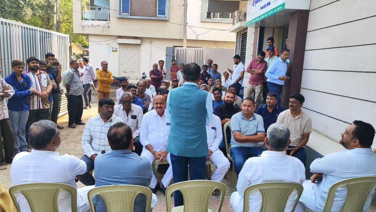Kiritbhai_Patel's tweet photo. 📍અગતરાઈ(કેશોદ)
આજરોજ અગતરાઈ ગામ ખાતે ભારત સરકારના કેન્દ્રીય મંત્રીશ્રી મનસુખભાઇ માંડવીયા @mansukhmandviya સાહેબે કાર્યકર્તાઓને રૂબરૂ મળીને સૌજન્ય મુલાકાત લીધી.
આ મુલાકાત દરમિયાન સાહેબે કાર્યકર્તાઓ સાથે હૃદયપૂર્વક સંવાદ કર્યો, સંગઠનની કામગીરી અંગે માર્ગદર્શન આપ્યું અને આવનારા સમયમાં વધુ સશક્ત રીતે જનસેવામાં જોડાવા માટે પ્રેરણા આપી.
કાર્યકર્તાઓમાં ઉત્સાહ અને નવી ઊર્જા પ્રસરી—આવી પ્રેરક મુલાકાત માટે માનનીય સાહેબનો હૃદયપૂર્વક આભાર.