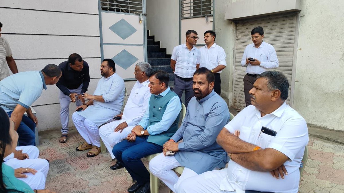 📍અગતરાઈ(કેશોદ)
આજરોજ અગતરાઈ ગામ ખાતે ભારત સરકારના કેન્દ્રીય મંત્રીશ્રી મનસુખભાઇ માંડવીયા <a href="/mansukhmandviya/">Dr Mansukh Mandaviya</a> સાહેબે કાર્યકર્તાઓને રૂબરૂ મળીને સૌજન્ય મુલાકાત લીધી.
આ મુલાકાત દરમિયાન સાહેબે કાર્યકર્તાઓ સાથે હૃદયપૂર્વક સંવાદ કર્યો, સંગઠનની કામગીરી અંગે માર્ગદર્શન આપ્યું અને આવનારા