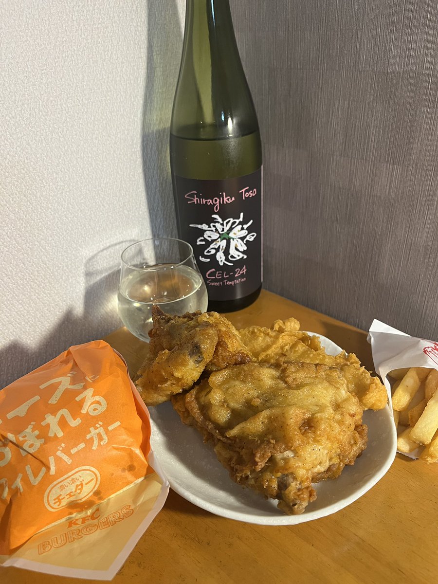 香り高くフローラル。
亀泉cel-24を想像して呑んだら、華やかさと甘旨ジューシー感は控えめ。
瑞々しくて程よい甘さとキレがある。
ケンタと合わせ脂分をキレイに流してくれる。
ラベルはイベリス💐
香りも姿も砂糖菓子のような愛らしさ。
美味しい☺️
#土佐しらぎく #CEL24 #高知県安芸郡 #仙頭酒造場