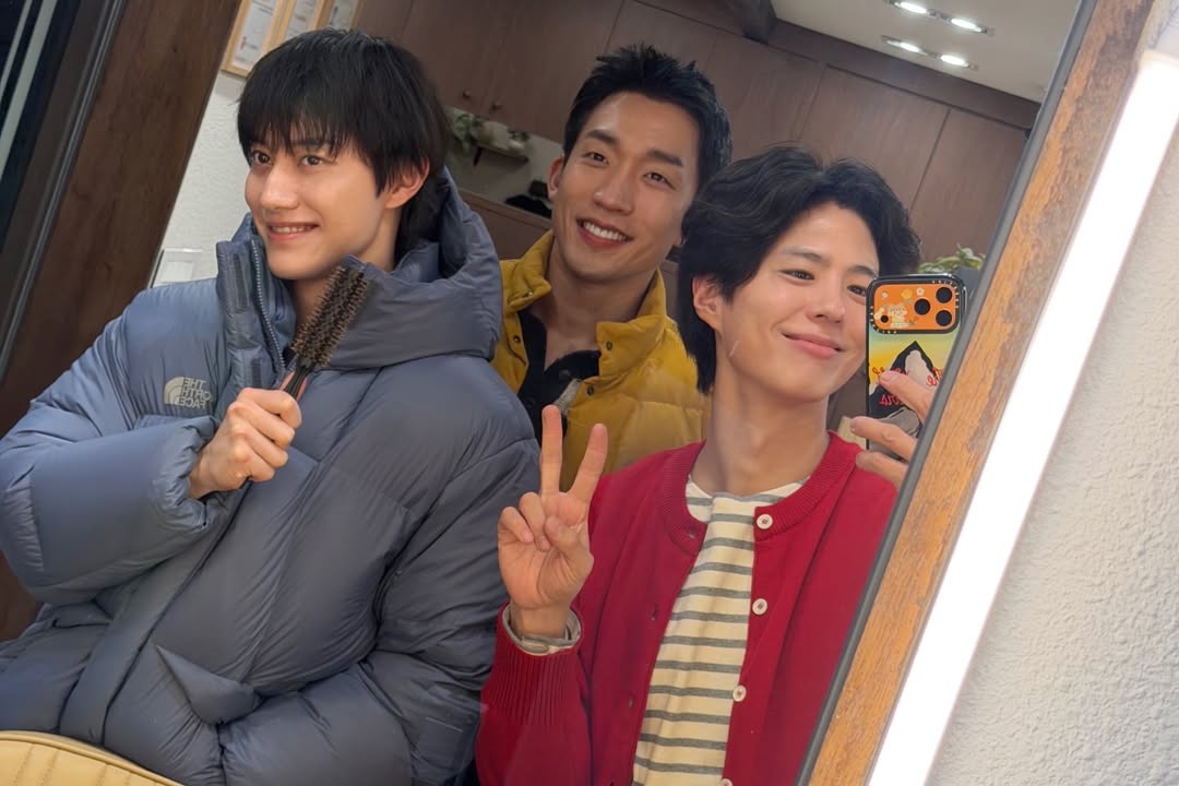 Bogumfrance's tweet photo. Bogum Magical Curl avec @bogummy @leesangyi_ @kwakdongyeon0 
Tous les vendredi 20h35 sur @tvn_joy 💖

Cr : @BOGUMMY 

#parkbogum #bogummy #waitforyouinparis🇨🇵 #bogummagic https://t.co/FvmcGwAf8z