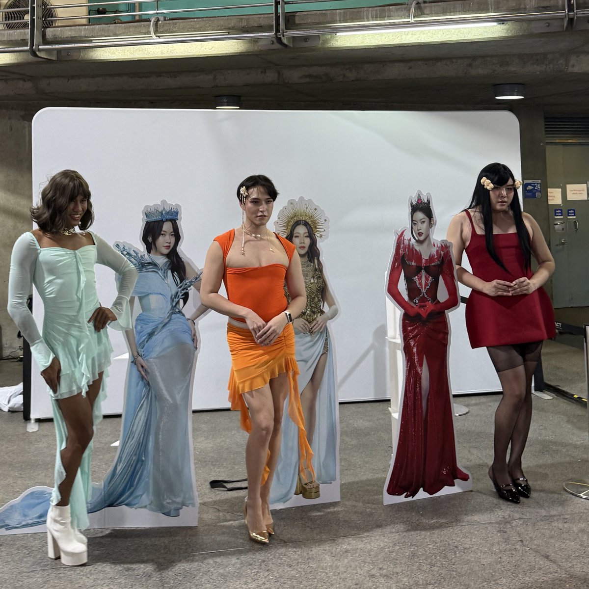 เจอพิกสีออกมาถ่ายรูปก่อนคอนเริ่ม งือออ

 #PiXXiE_2ndConcert
#PiXXiE