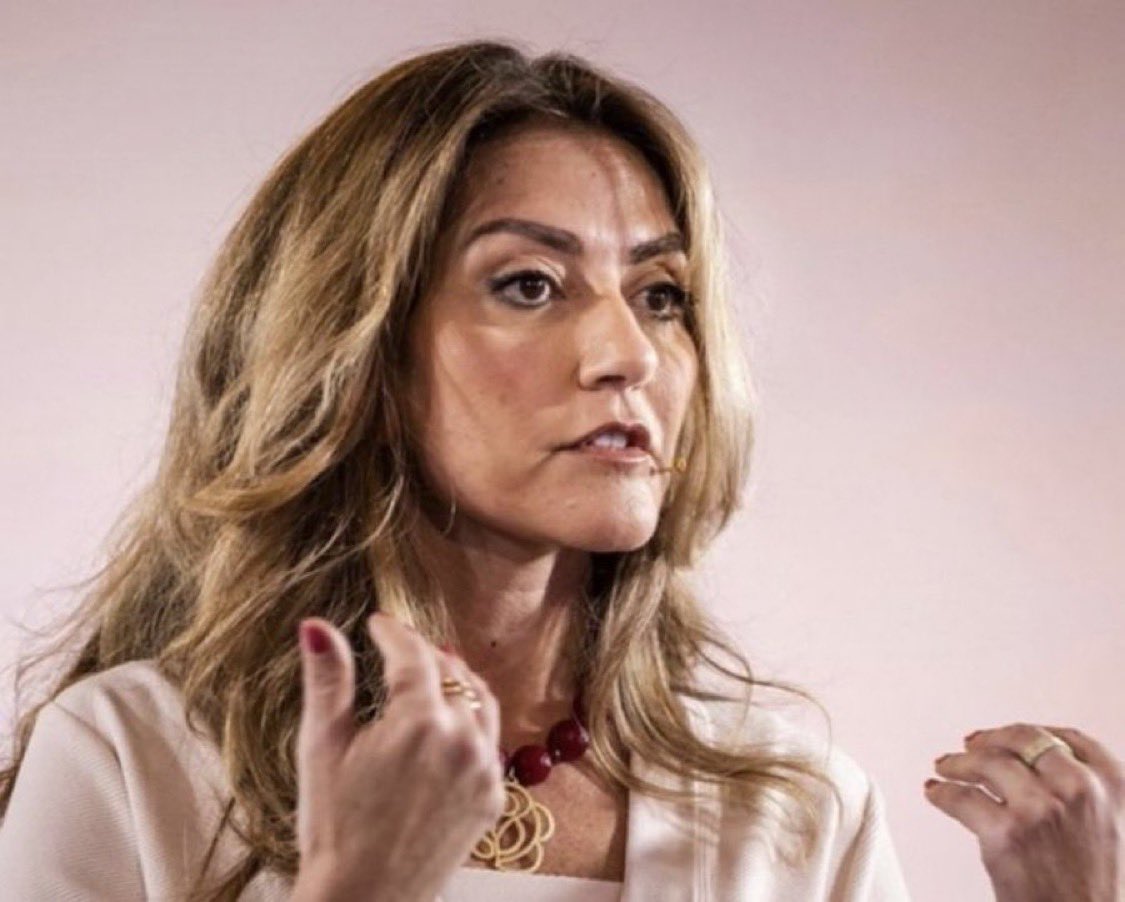 👉Devletin iki numaralı ismi Cumhurbaşkanı yardımcısı Zaza
👉Ülkenin ekonomisini teslim ettiğimiz Maliye Bakanı Kürt
👉Dünyada devleti temsil eden dışişleri bakanı kürt
👉Bir dönem milli eğitim bir Kürt isme teslim edilmişti
👉Onlarca bakan, yüzlerce milletvekili, binlerce üst