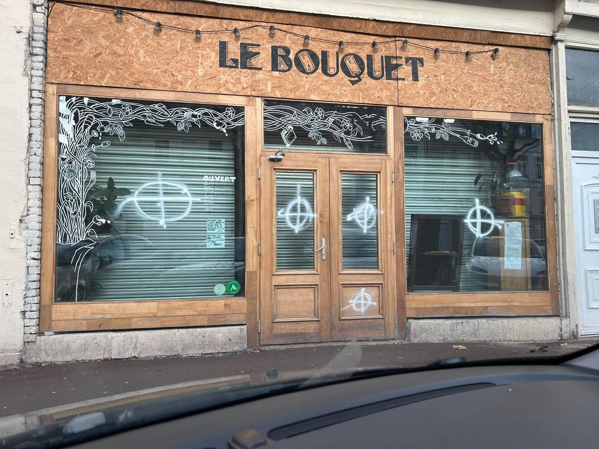 Aurelien_Le_Coq's tweet photo. 🚨 Nouvelle attaque fasciste à Lille. 

3 bars et le centre LGBTI de nouveau attaqués cette nuit. Pleine solidarité avec les membres du J'en Suis J'y Reste et les équipes des bars. 

L'extrême droite raciste et LGBTI-phobe se croit tout permis. 

Lille est et restera anti-fasciste.