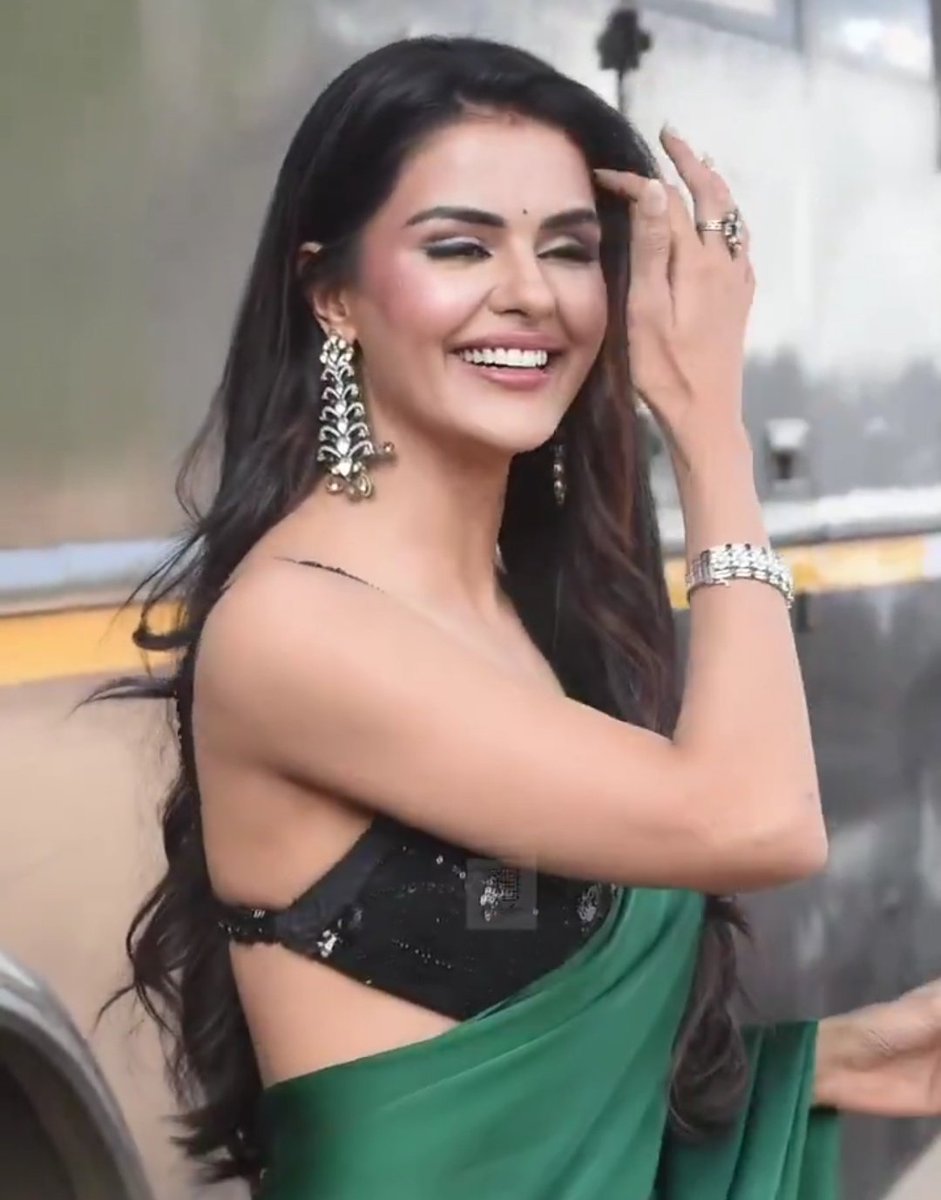 damn she looks so stunning