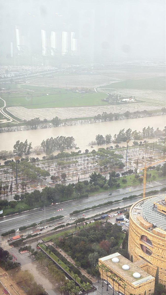 Así se ve el río desde lo más alto de Sevilla…<a href="/ElGiraldilloSev/">Giraldillo</a> <a href="/MeteoGerena/">MeteoGerena (Sevilla)</a>