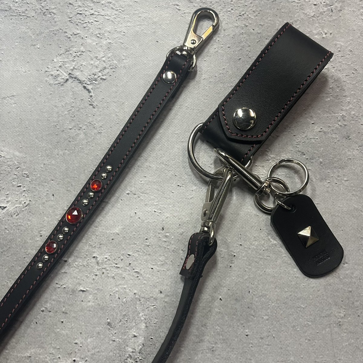 お客様オーダーのレザーウォレットストラップです。 革幅15ミリの