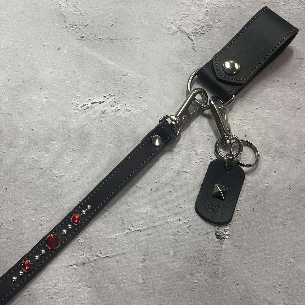 お客様オーダーのレザーウォレットストラップです。 革幅15ミリの