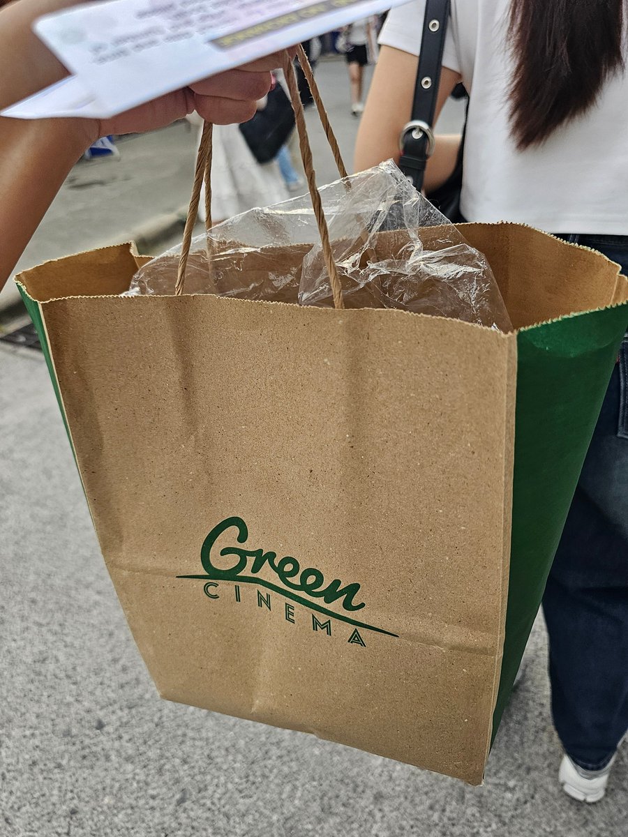 เรามาถึงแล้วนะคะ กำลังต่อแถวเข้าประตู2 ถ้าเห็นคนถือถุงในรูป สะกิดได้เลยนะคะ  หรือรอรับหลังคอนได้ค่า✨️ 

#2026THELASTPARADEENCOREINBANGKOK