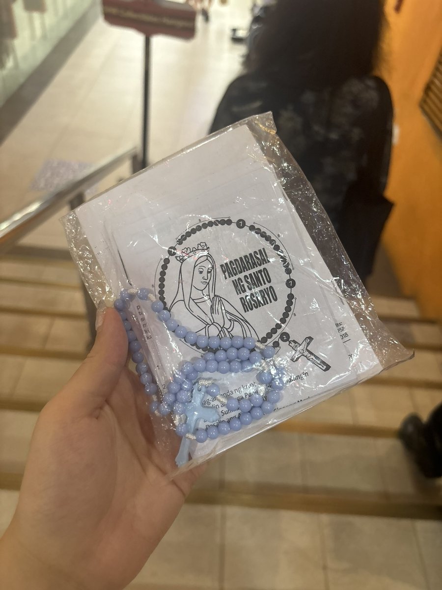 フィリピンのモールで理江ちゃんがつけてたの探してたら店員さんがくれた😭😭😭
なんかめちゃくちゃ縁起良さそう😭優しい😭