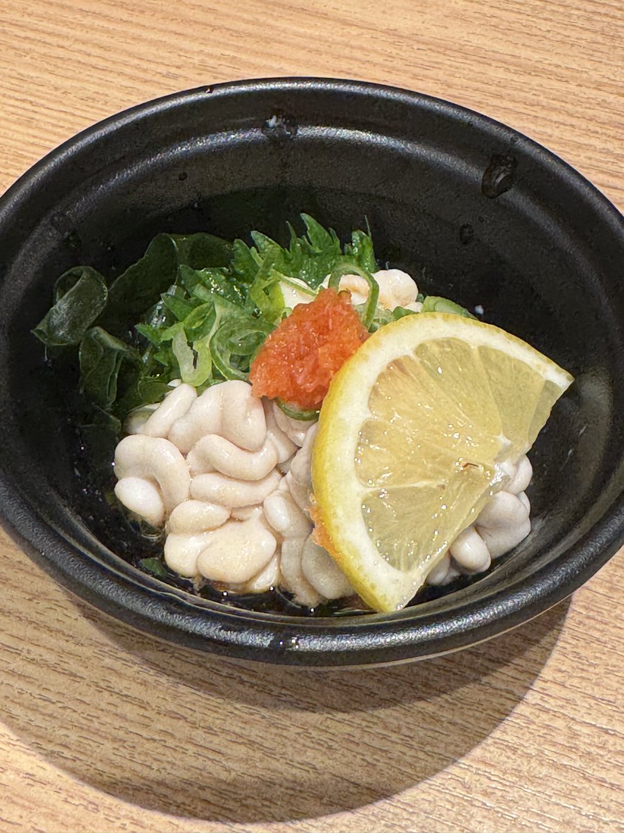 MaaFoodie's tweet photo. 阪神百貨店地下の髭寿司さん。ちゃんとした品質を提供してくれるのに、本当にリーズナブル！！なんの臭みもないクリーミーなほのかに温かい白子、見た目は脂っぽいのに深い味わいのブリトロ。コリコリの赤貝。甘くてしっかりの身なのにとろける赤えび。非の打ち所がない🤤✨
#髭寿司 #阪神百貨店 https://t.co/yQZFdibSoC