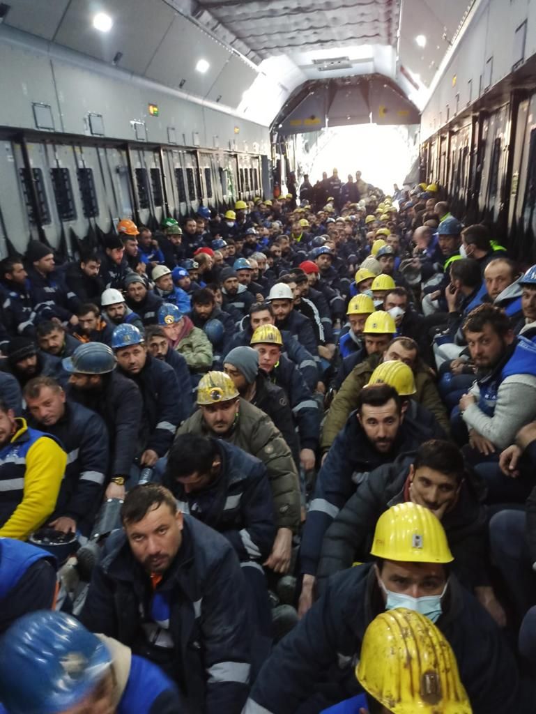 Depremin isimsiz kahramanları.. 

A400 M ile Kütahya'da deprem bölgesine gelen Maden işçilerimiz..  

Hiçkimse onlardan iyi enkaz kazamaz. Can kurtaramaz..

116 kişi kapasiteli uçağın koltukları söküldü ve böyle yolculuk yaptılar..

Bir ömür duacılarıyız..