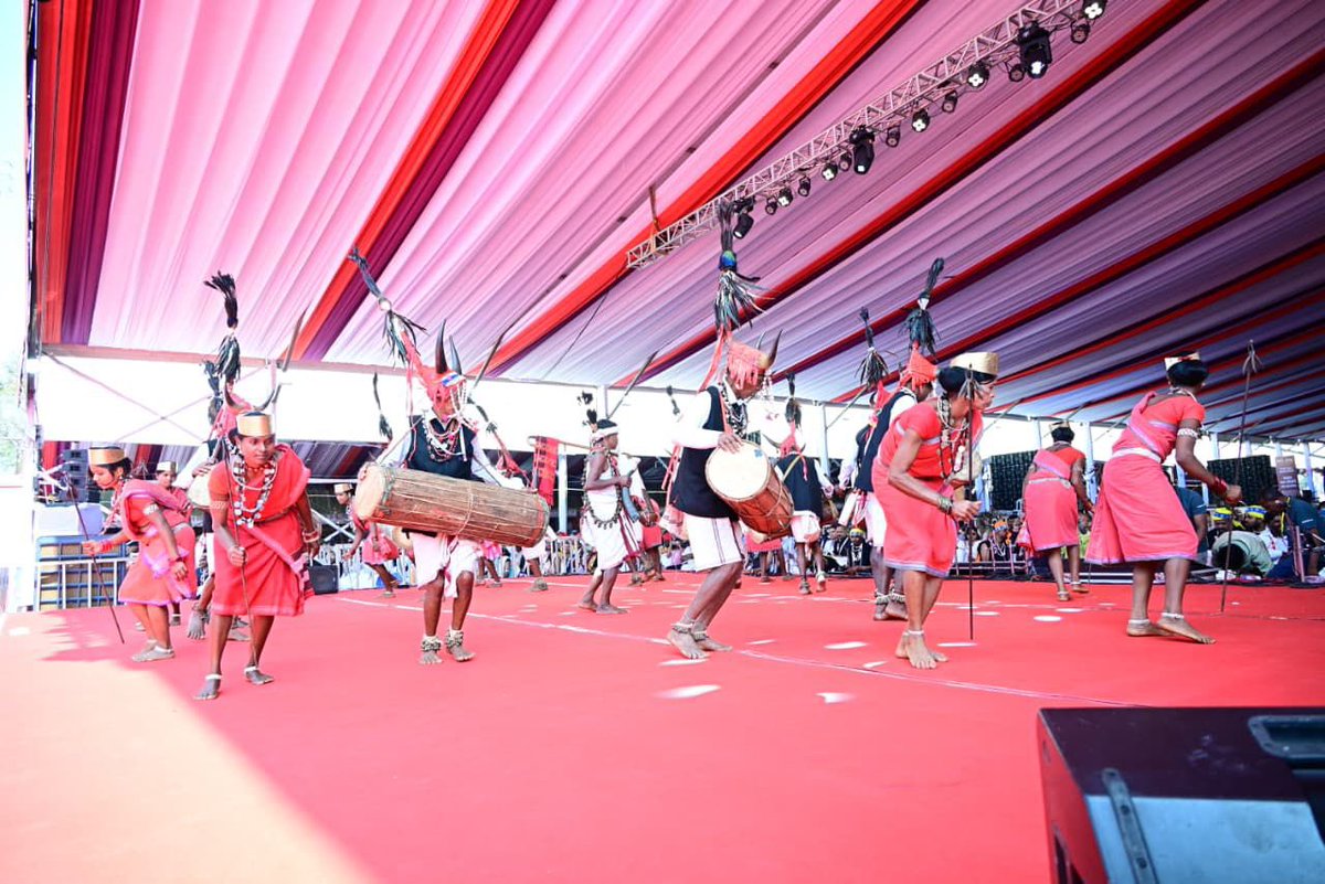 माननीय राष्ट्रपति श्रीमती द्रौपदी मुर्मु जी ने आज जगदलपुर के ऐतिहासिक लालबाग मैदान में 'बस्तर पंडुम 2026' का भव्य शुभारंभ किया।

इस अवसर पर राज्यपाल श्री रमेन डेका जी एवं मुख्यमंत्री श्री विष्णु देव साय उपस्थित रहे।

‘बस्तर पंडुम 2026’ के अंतर्गत 12 विधाओं में नृत्य, संगीत, शिल्प