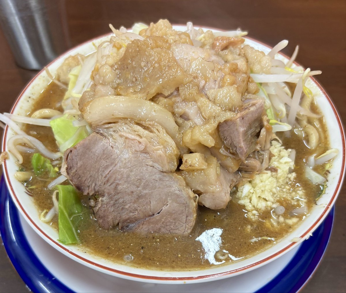 Aa930482Aa's tweet photo. らーめん漢道　#笠間
限定漢の豚らーめん濃厚煮干し味ﾆﾝﾆｸｽｸﾅﾒｱﾄﾌﾂｳ

出張ついで初訪問✨
煮干＋豚の旨味満点の濃厚スープが凄い❗️
厚切りの豚、ホクシャキヤサイ、プリワシ麺
全てバランス最高で美味い😋😋😋
コスパも高く、ワンオペなのに接客も丁寧✨
大満足、ご馳走様でした https://t.co/HXqc4pr4Gr
