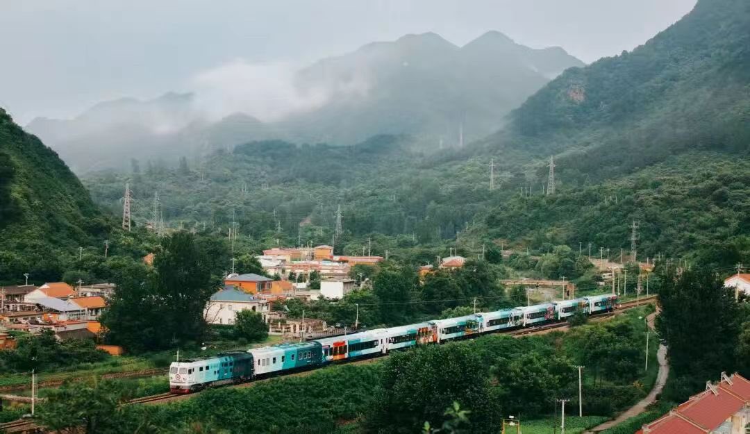 touch_beijing's tweet photo. The first sightseeing #train in the Beijing-Tianjin-Hebei region, the "#StarExpress", will run between #Beijing and #Chengde from Feb 10 - Mar 3. To celebrate the upcoming #SpringFestival, passengers will be invited to participate in intangible #culturalheritage #workshops. https://t.co/mSu0DLDWAM