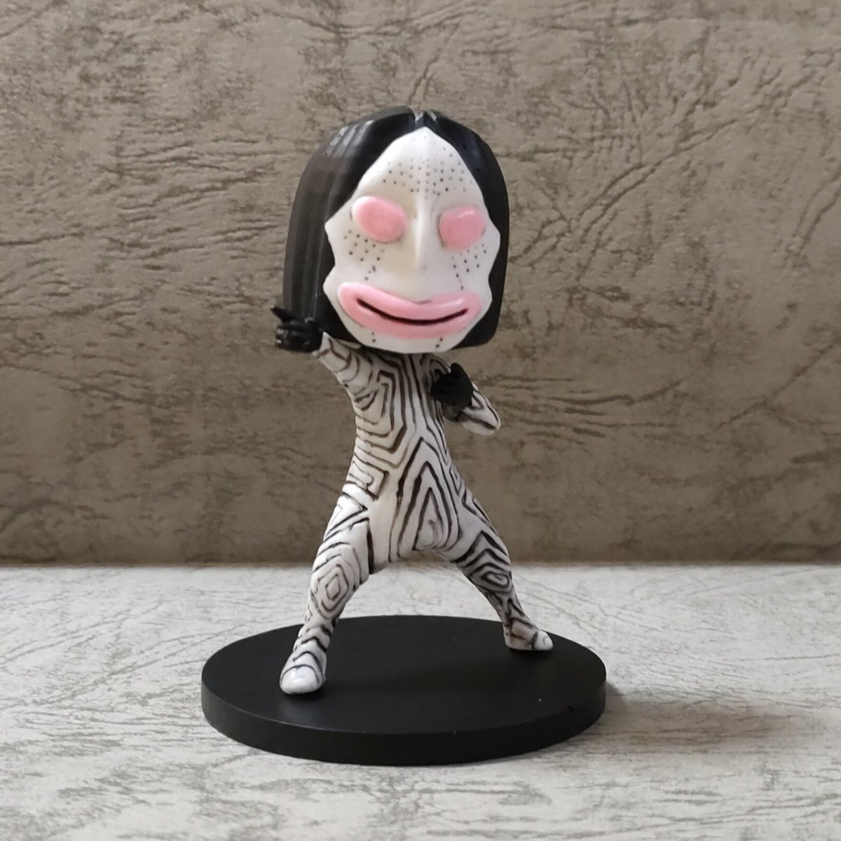 明日のワンフェス告知その②です。
ディフォルメ ダダ
サイズ：80mm位
パーツ数：レジン製：4パーツ(ベース含)
価格：￥3000

全てレジンキャスト製パーツです。
ウルトラ怪獣ワンフェス開催とのことでこの機会に作りました！
#WF2026W #ウルトラマン #ダダ