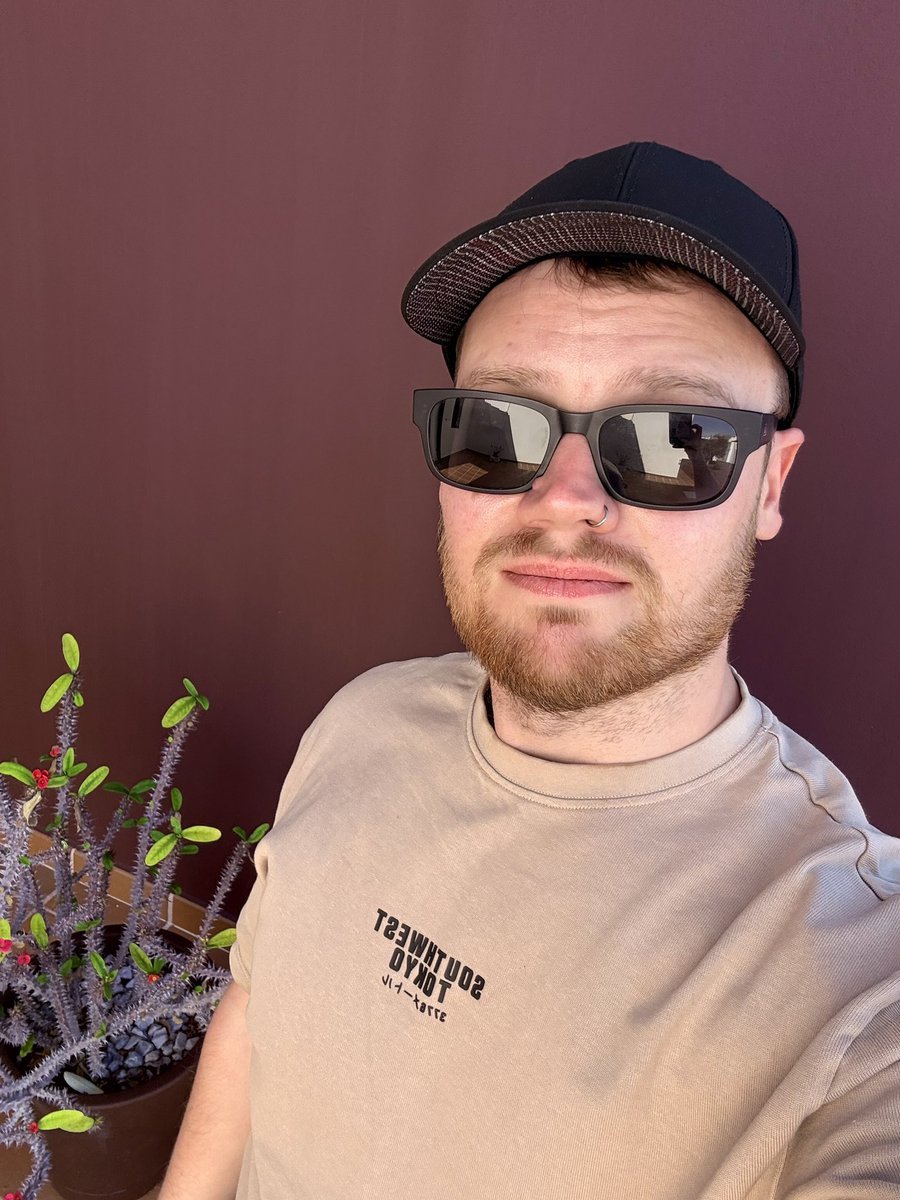 otterly_average's tweet image. Day 5 of holiday ☀️ 🌊 🍸