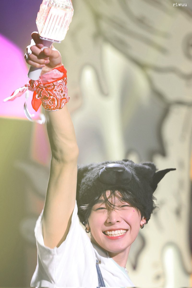 당장이라도 아저씨 사랑해요 할 것 같은 얼굴을 했네 ...