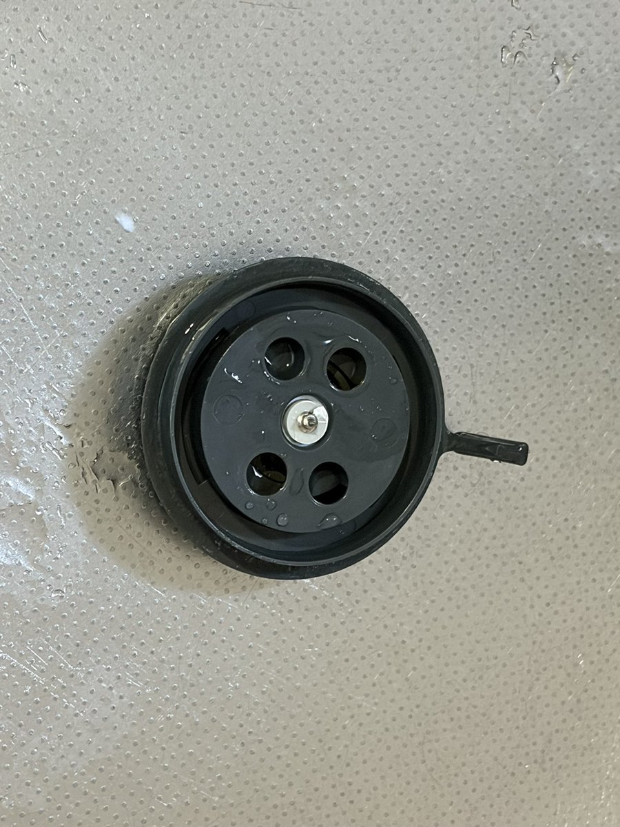 キッチンの蛇口のこの部品だけ取れて戻らなくなってしまった……。原因は水切りしようと勢いよく振り下ろした計量カップ……