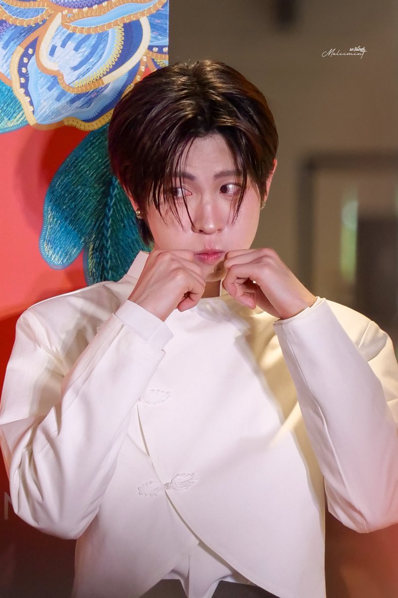 แมวเกาหนวดอีกแง้วววว 🐱 
Robinson x Tle Firstone
#RobinsonCNYxTleFirstone
#Firstone #TleFirstone