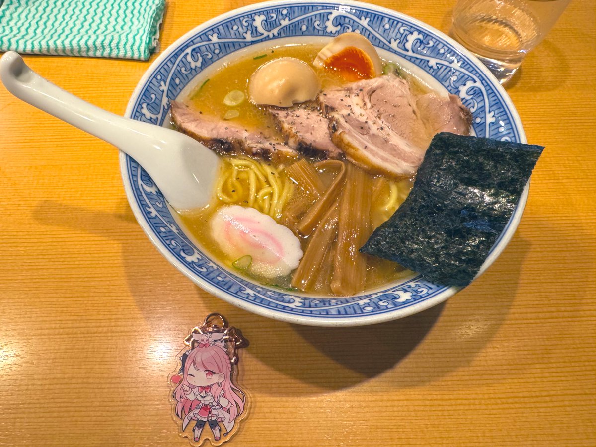今日の晩御飯はラーメンだよ😉
魚介の風味が強めなトロッとしたスープはあっさりで細麺とマッチして美味しかった〜💞
半熟の煮卵と厚めに切られたチャーシューも美味しかった〜🫶
#かずみんパ