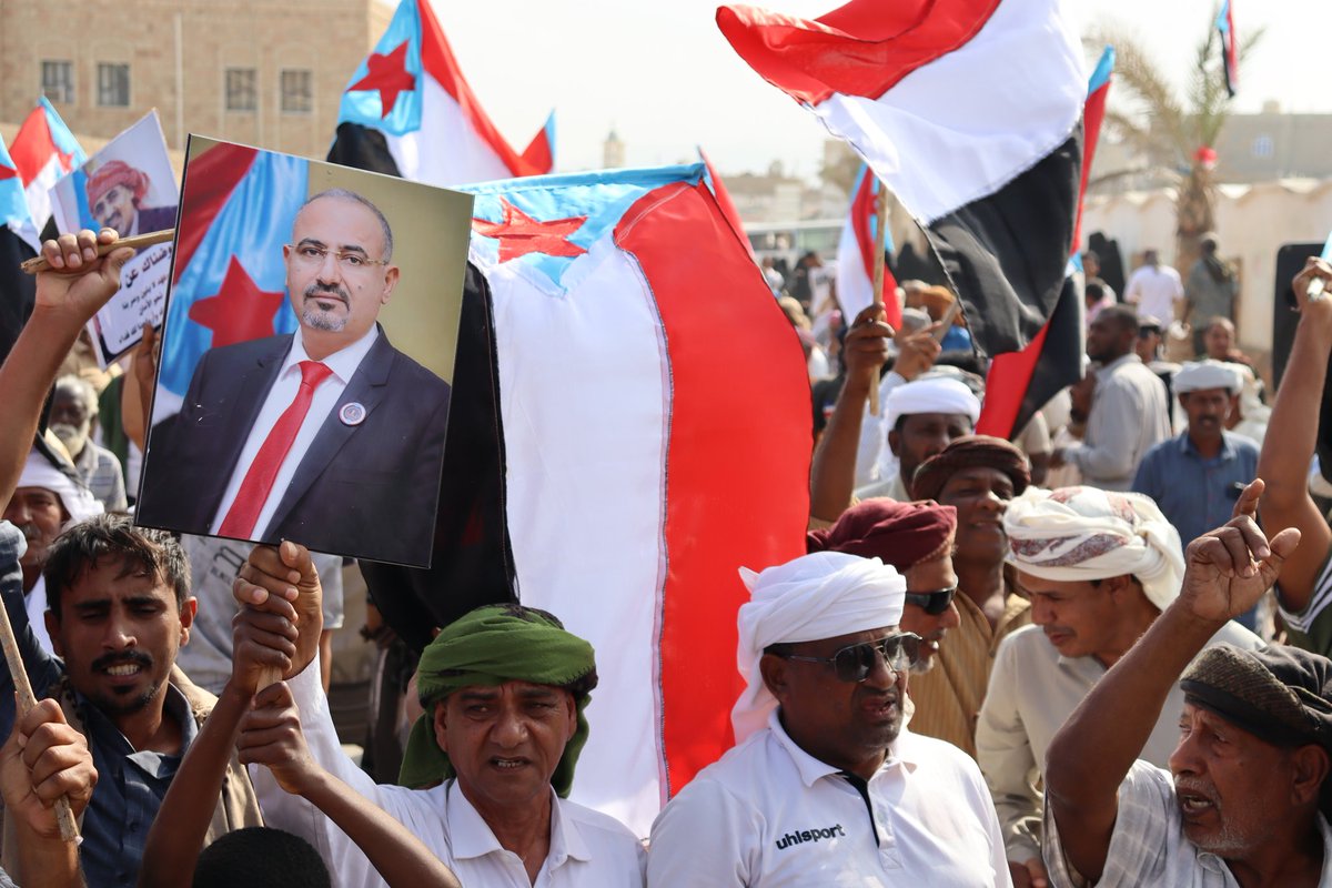 من قلب #سقطرى، اليوم جددت الجماهير تفويضها للرئيس القائد عيدروس بن قاسم الزُبيدي.
حشد جماهيري كبير قال كلمته بوضوح: ثقة متجددة، وولاء وطني، وثبات على طريق استعادة الدولة الجنوبية كاملة السيادة.
سقطرى ثابتة… والقرار بيد الشعب