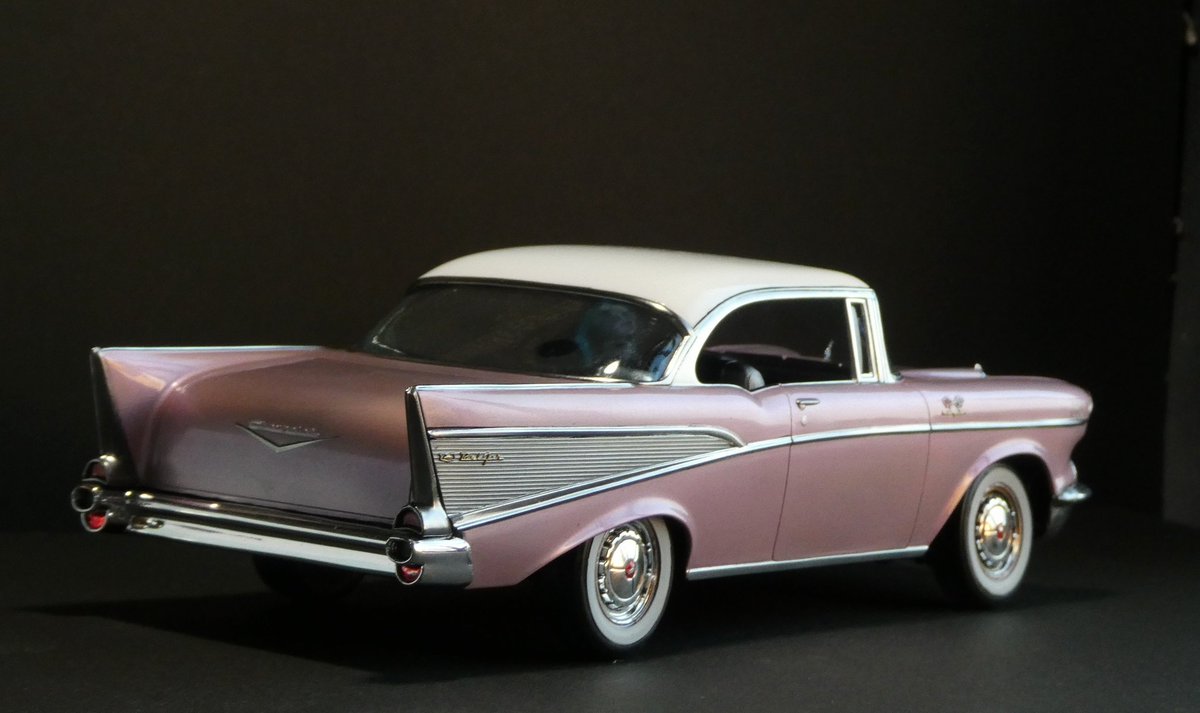 zz60g's tweet photo. 撮って出しシリーズ

レベルモノグラム　'57シェビー
ネット上でアメリカンカーモデルの話題が盛んになり、テールフィンのあるゴリゴリのアメ車が作りたくなったもの。
がんばってファクトリーカラーのダスクパールを表現してみました。まぁまぁ雰囲気が出たのではなかろうかと思っています。 https://t.co/orWOnPBjBE