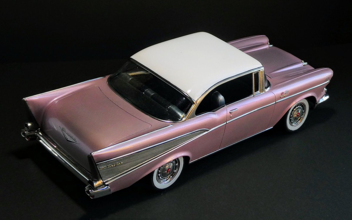 zz60g's tweet photo. 撮って出しシリーズ

レベルモノグラム　'57シェビー
ネット上でアメリカンカーモデルの話題が盛んになり、テールフィンのあるゴリゴリのアメ車が作りたくなったもの。
がんばってファクトリーカラーのダスクパールを表現してみました。まぁまぁ雰囲気が出たのではなかろうかと思っています。 https://t.co/orWOnPBjBE