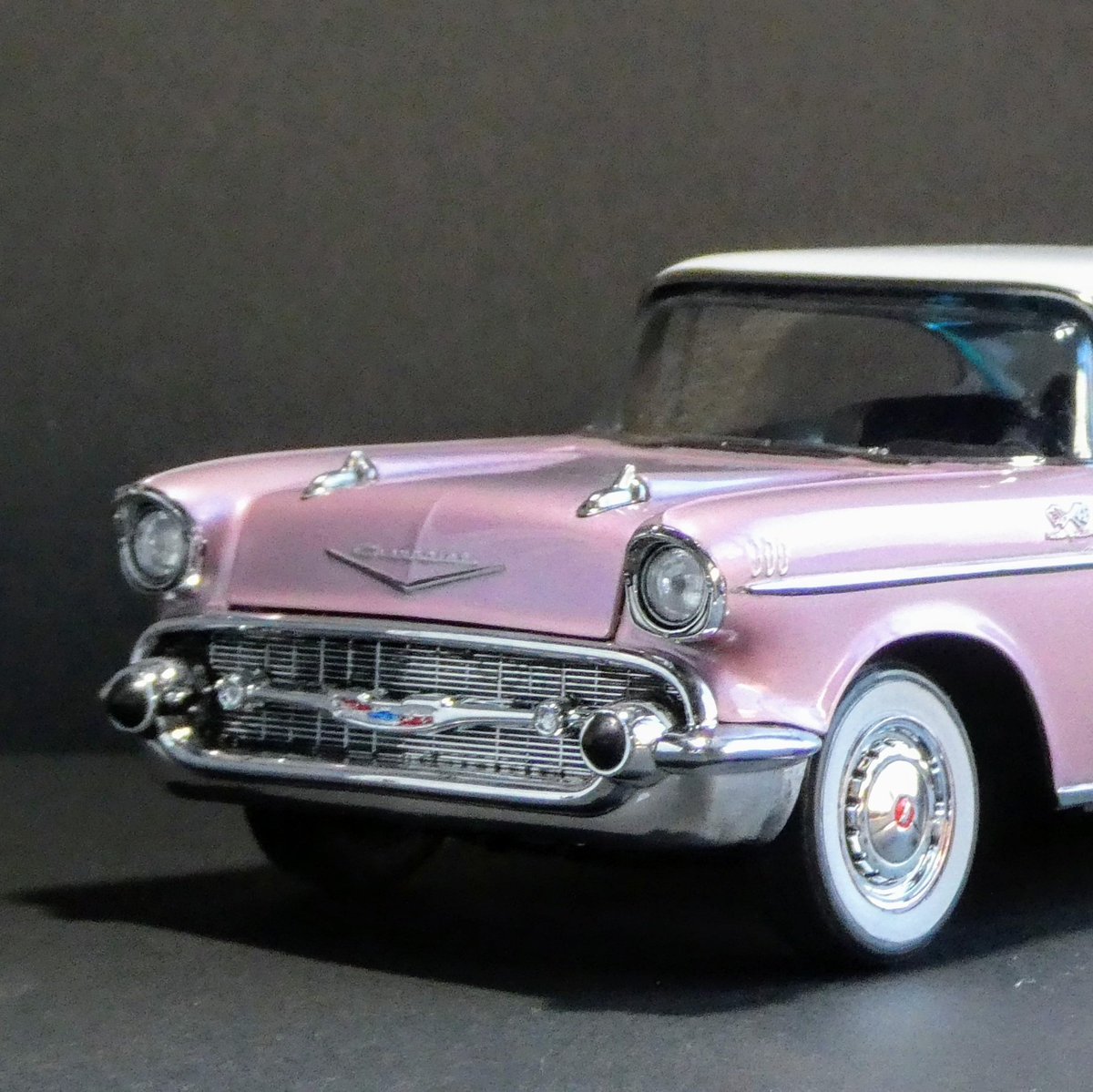 zz60g's tweet photo. 撮って出しシリーズ

レベルモノグラム　'57シェビー
ネット上でアメリカンカーモデルの話題が盛んになり、テールフィンのあるゴリゴリのアメ車が作りたくなったもの。
がんばってファクトリーカラーのダスクパールを表現してみました。まぁまぁ雰囲気が出たのではなかろうかと思っています。 https://t.co/orWOnPBjBE