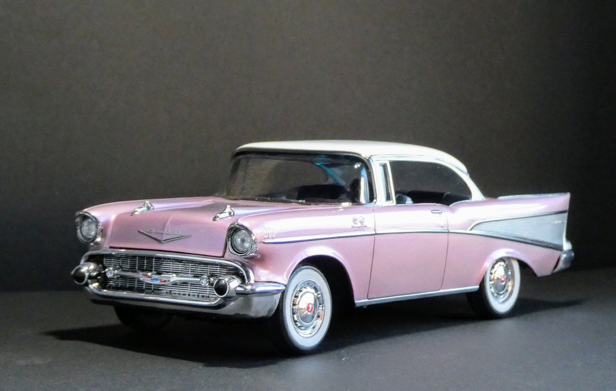 zz60g's tweet photo. 撮って出しシリーズ

レベルモノグラム　'57シェビー
ネット上でアメリカンカーモデルの話題が盛んになり、テールフィンのあるゴリゴリのアメ車が作りたくなったもの。
がんばってファクトリーカラーのダスクパールを表現してみました。まぁまぁ雰囲気が出たのではなかろうかと思っています。 https://t.co/orWOnPBjBE