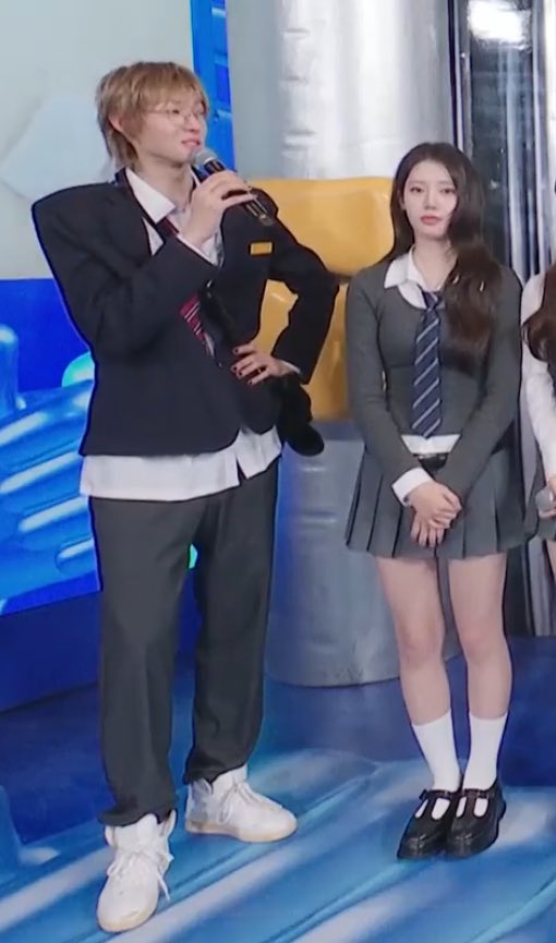 fluffguins's tweet photo. kira kira percakapannya gini..
martin: ngapain kamu liatin ke atas? bintangnya kan disamping kamu *salting*
rora:...... *menahan diri biar ga julid*
#edainora #08l https://t.co/GTUd76VdYG