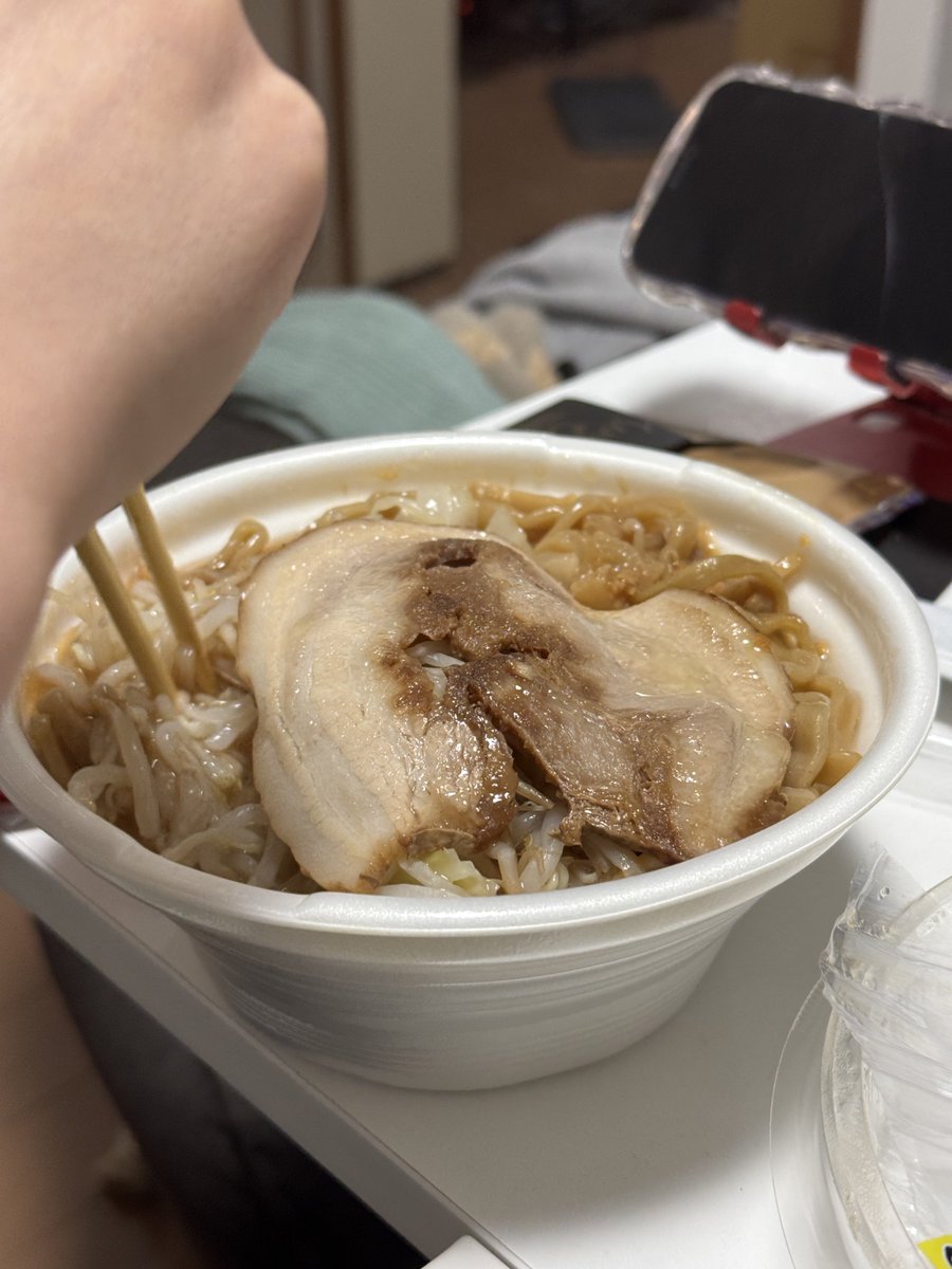 ひゃくえむ見れるようになってた！！

鑑賞会、横で豚の誘惑付き。。。