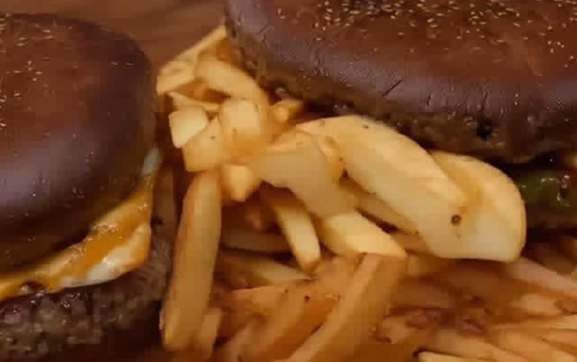 memeative's tweet image. Don't squint your eyes, you'll see what you're not meant to see 🙈🥲