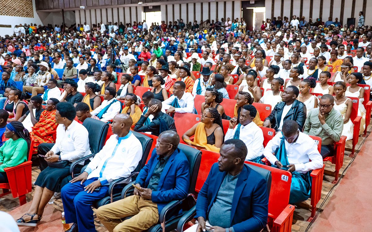 RwandaYouthArts's tweet photo. 🚨Wa munsi wageze!
 
Muri aka kanya, muri Kaminuza y'u Rwanda ishami rya Huye mu Ntara y'Amajyepfo hakomereje amarushanwa y'Imbyino Gakondo n'Ubusizi mu Mashuri Makuru na Kaminuza ku rwego rw'Intara. Kaminuza n'amashuri makuru 4 nibo bagiye kurushanwa. #UmwimerereWacu https://t.co/hAZwfXJhSZ