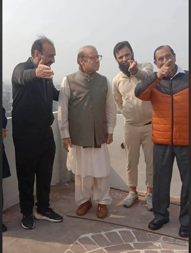 MalikTayyab97's tweet photo. @NawazSharifMNS getting directions from #Lahoris . Finally Mian Sb removed his mask in the open air #BasantFestival https://t.co/1FsUwc9EdV