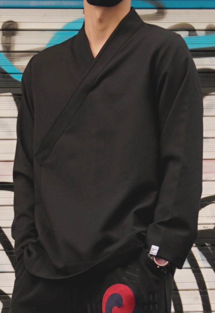 [RT EVENT] 신상 출시기념

캐주얼에 전통을 더하다

웨이유의 새로운 '단령오버코트' 출시 홍보를
위해 RT이벤트를 준비했습니다.

◽ 참여방법: 팔로우 + 본 게시글 RT

◽ 랜덤추첨
🥇 1등 : 단청 맨투맨 (1명)
🥈 2등 : 늘품 티 저고리 (1명)
🥉 3등 : 저고리 카드홀더 (5명)

발표: 2월 28일