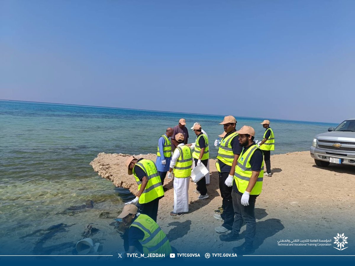 🌿 مبادرات ||
في إطار جهود وحدة الأنشطة بالمعهد استكمل الفريق الكشفي اليوم البرنامج التطوعي ضمن المبادرة التطوعية البيئية وذلك بالتعاون مع جمعية شواطئ وطننا لتنفيذ مبادرة معالجة وحماية شاطئ الشعيبة ..
وتهدف المبادرة إلى العناية بالبيئة وإزالة التشوهات البصرية وتعزيز دور المتدربين