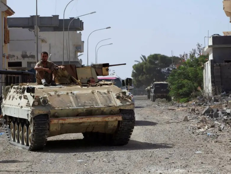 LeanderJobse's tweet photo. An anomaly: in 2016, this Austrian-made 4K 7FA APC was seen in service with the GNA in Libya. In Africa, these were already operated by Nigeria (slightly different configuration) and Morocco maybe received 10 in 1981. The provenance of the GNA vehicle is unknown to me https://t.co/4ivthWnpYo