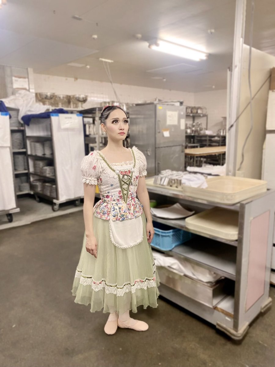 pinkpinks13's tweet image. お腹空きすぎて厨房に迷い込んだバレリーナ