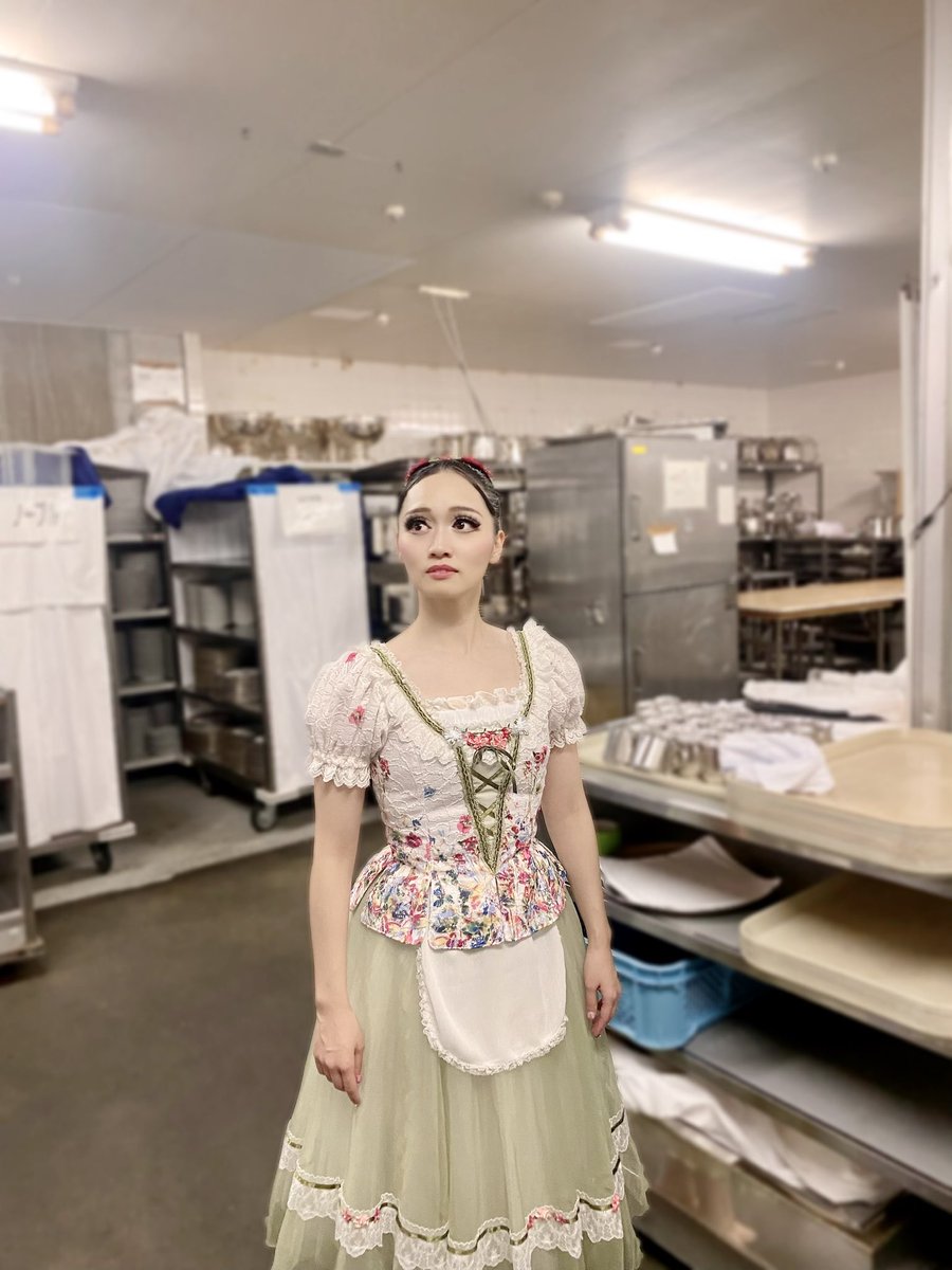 pinkpinks13's tweet image. お腹空きすぎて厨房に迷い込んだバレリーナ