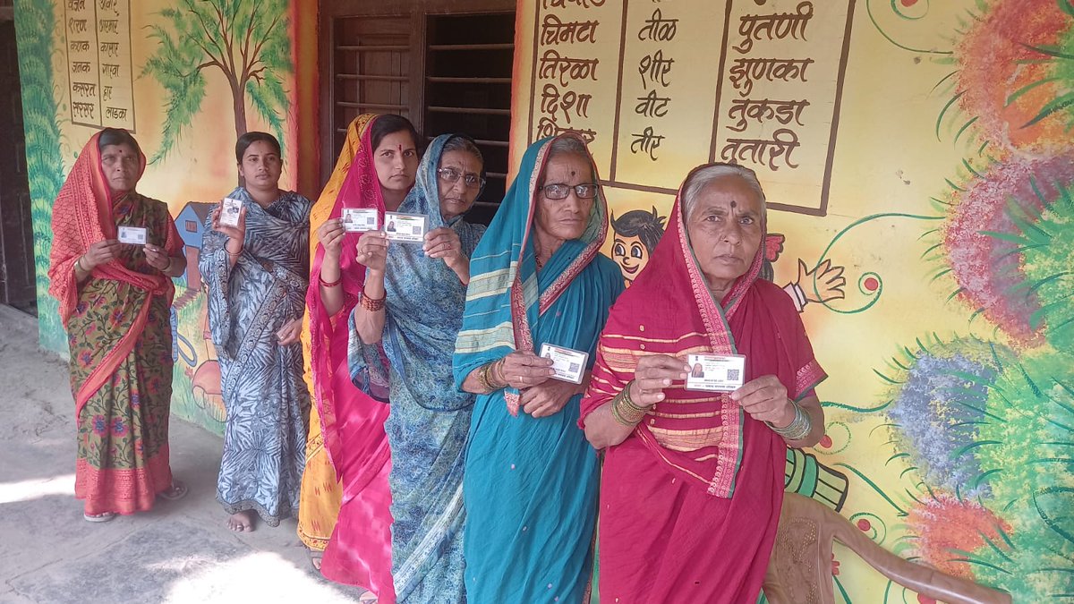 ddsahyadrinews's tweet image. परभणी–पूर्णा तालुक्यातील सुहागन इथं आदर्श महिला मतदान केंद्र उभारण्यात आले असून  मतदानासाठी नागरिकांचा उत्स्फूर्त प्रतिसाद. 

मतदारांमध्ये जागरूकता वाढवण्यासाठी मतदान केंद्रावर सेल्फी पॉईंटही उपलब्ध करून देण्यात आला. 

#Voting2026 #मतदान #ZPElection #Parbhani