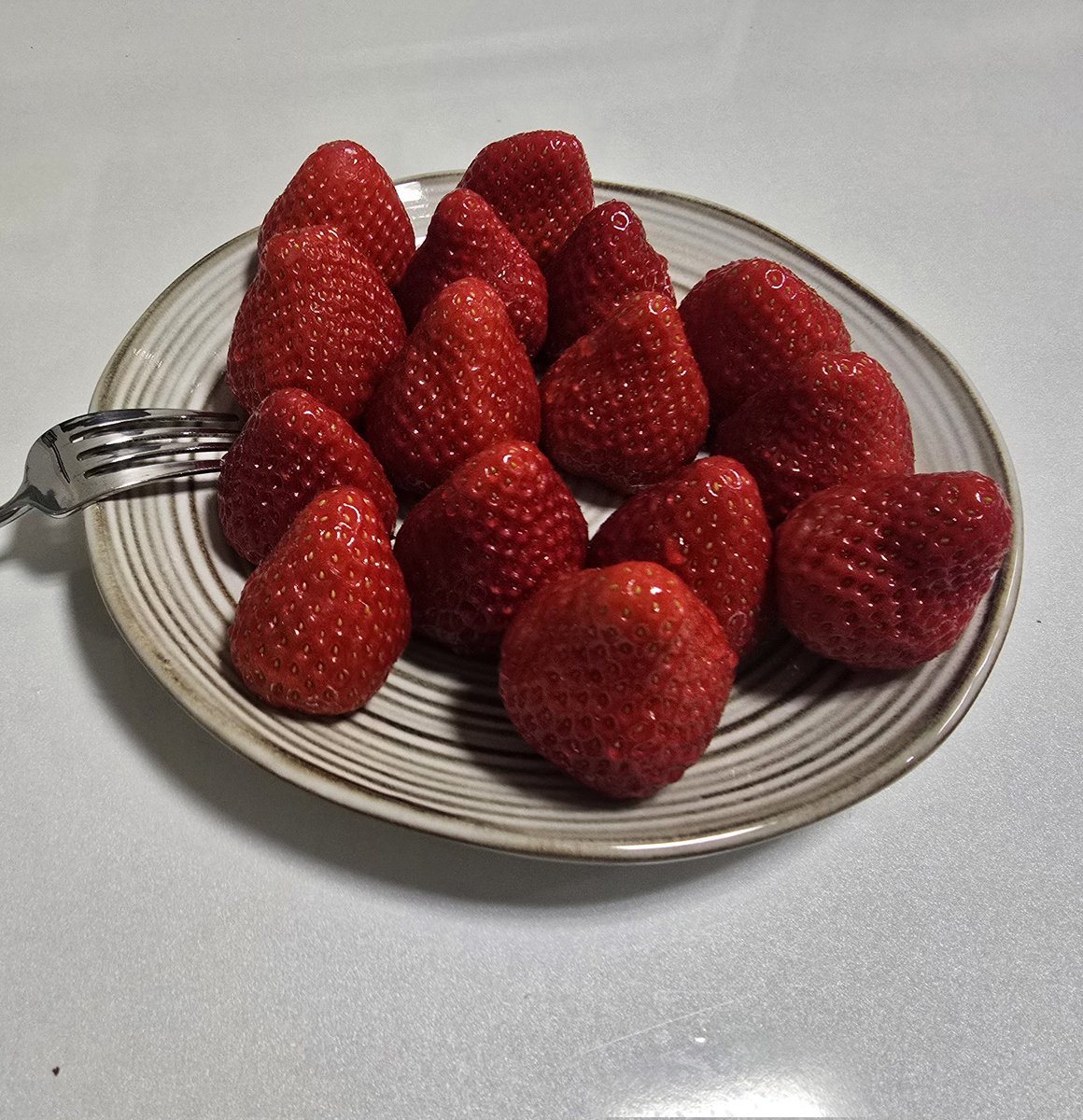 저녁은 한우 등심과 딸기